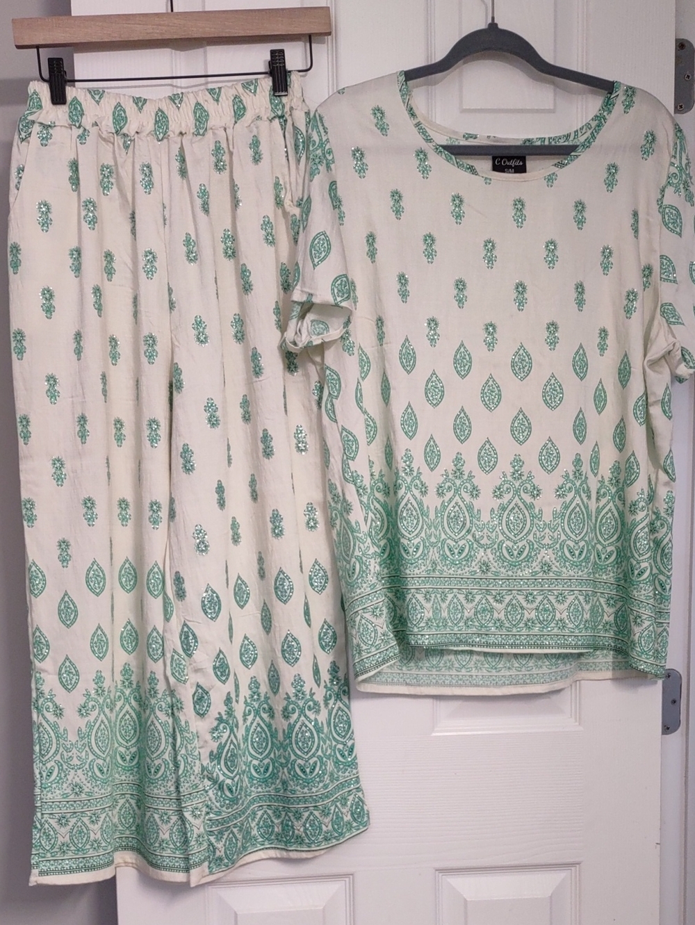 NWOTS. Beautiful 2 Piece Set. Size S/M. Cream Color With Green Sparkle Accents.